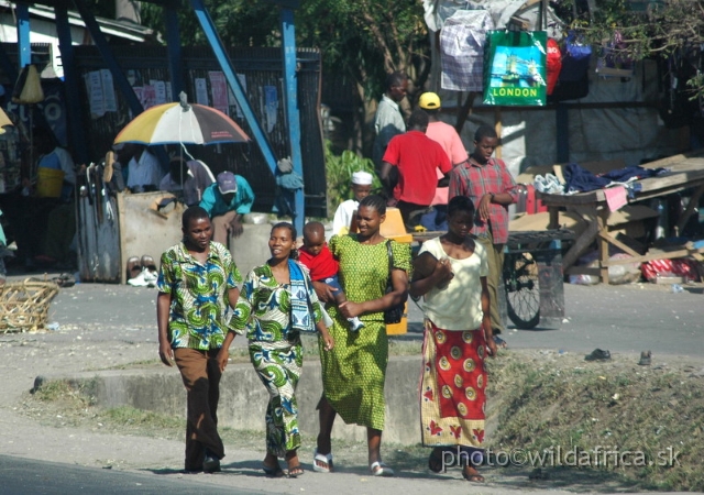 DSC_0974.JPG - Fashion on the streets of Dar es Salaaam.