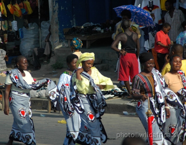 DSC_0975.JPG - Fashion on the streets of Dar es Salaaam.