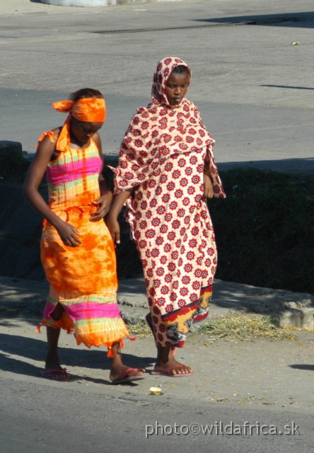 DSC_0976.JPG - Fashion on the streets of Dar es Salaaam.