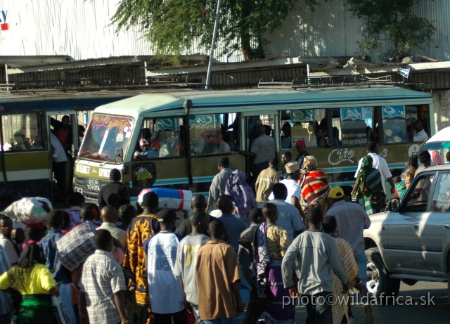 DSC_0979.JPG - Overcrowded bus station