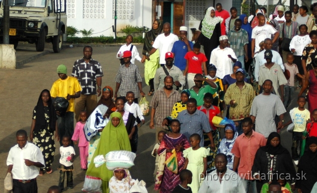 DSC_0982.JPG - Likoni Ferry is the good place to photograph mixture of African colourful people.