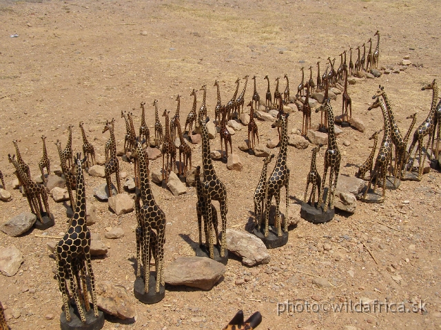 P9110002.JPG - The road giraffe market - some small curios shops with local speciality - decorative and very cheap light-wooded giraffes.