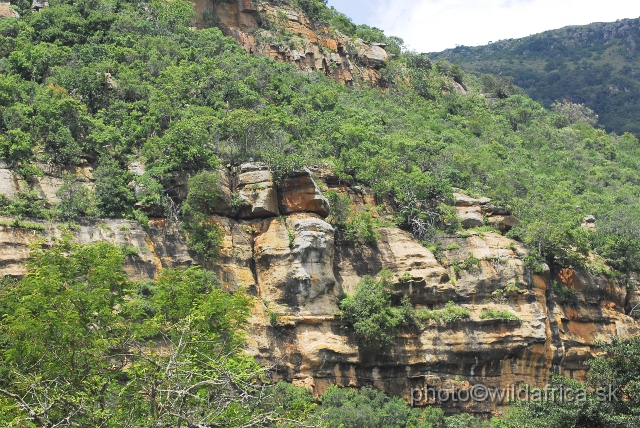 _DSC3337.JPG - Rock cliffs over the Tschondwe lodge