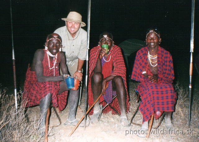 MASAI_MORANI.JPG - Three Masai wanted to drink some beer at first, than we cooked them a tea.