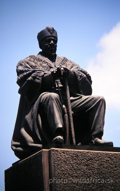 PA170007.JPG - Jomo Kenyatta statue, Nairobi, 2002